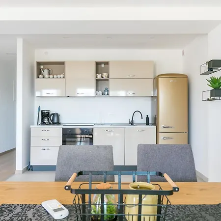 Family Friendly Seaside Duce, - 24876 Apartamento Omiš